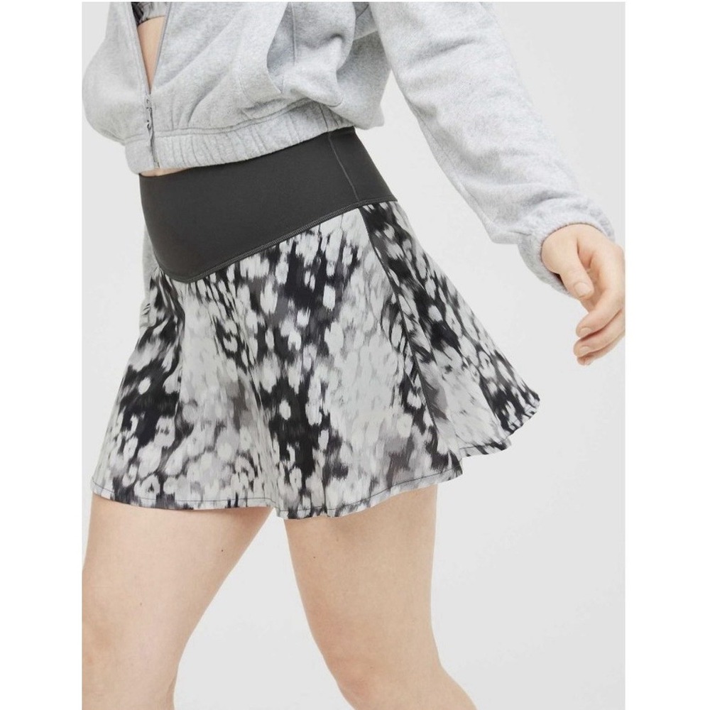 OFFLINE by‎ Aerie Women Gray And White Animal Print Active Skort Skirt Medium